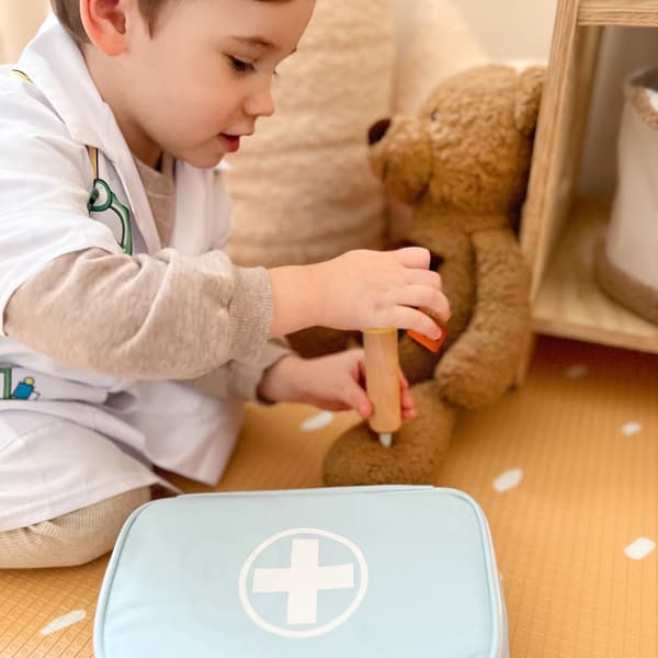 TOOKY TOY Little Doctor - Läkarset i Resväska av Trä med Tillbehör