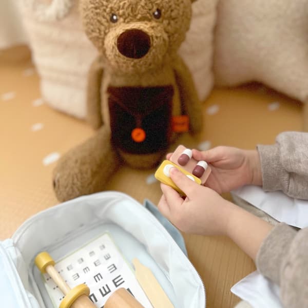 TOOKY TOY Little Doctor - Läkarset i Resväska av Trä med Tillbehör