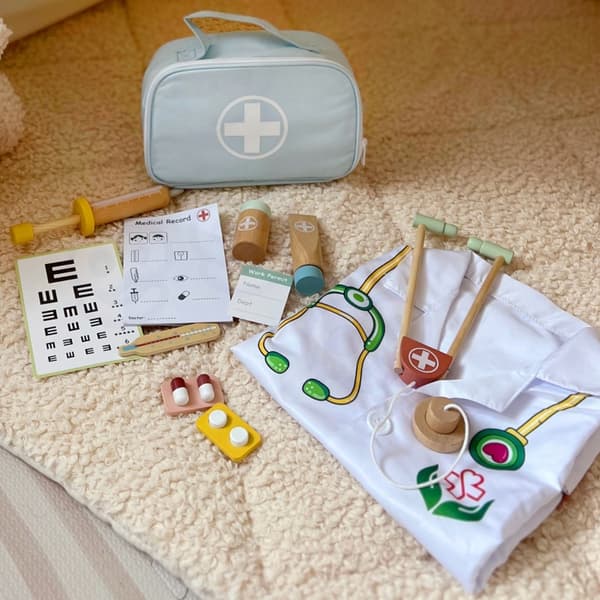 TOOKY TOY Little Doctor - Läkarset i Resväska av Trä med Tillbehör