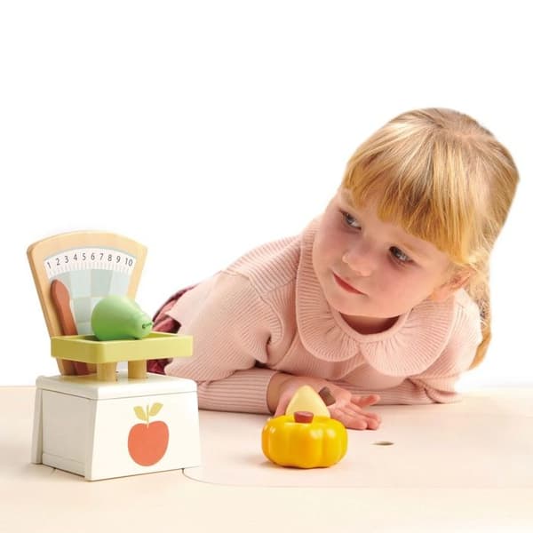 Tender Leaf Toys - Trämarknadsvåg - DAM