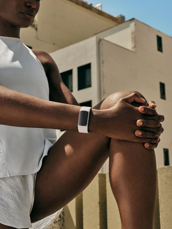 Fitbit Charge 6 - Activity Tracker - klocka med stegräknare - svart