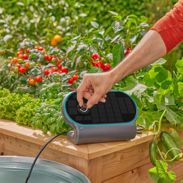 Gardena AquaBloom L automatiskt bevattningssystem med solenergi