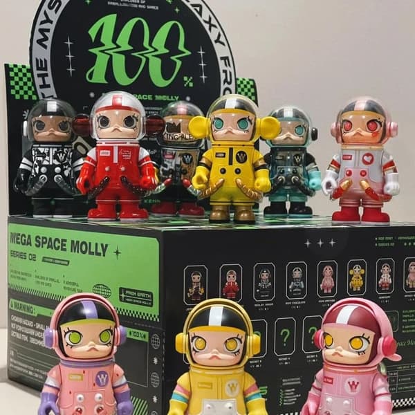 POP MART MOLLY MEGA Space Series 2 – Blind Box Astronautfigur (Innehåll Slumpmässigt)