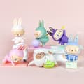 Miniatyrbillede 1 af 5: FUNNY LABUBU Yoga Edition – 6-pak samlerfigurer (blindboks) i gennemsigtig opbevaringspose