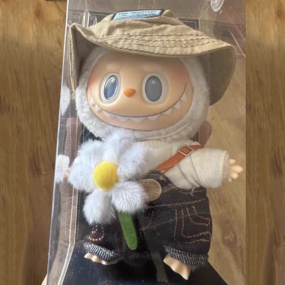 POP MART Labubu "Vild hjemme om foråret" – Lille hængende figur ca. 17 cm