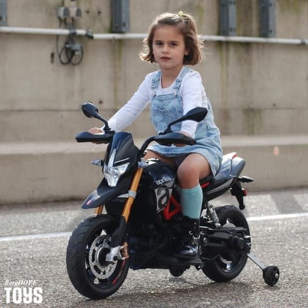 Barnhybridmotorn - Aprilia Dorsoduro 900 - 3 till 6 år - 12V - Svart