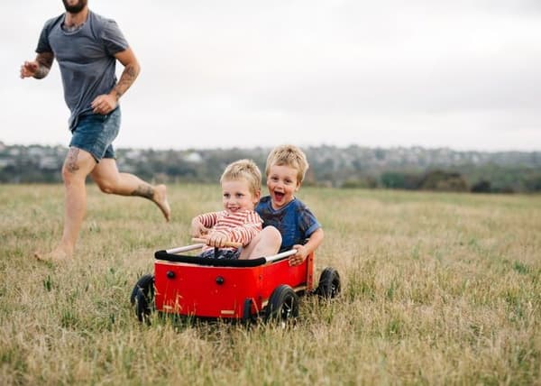 Wagon Wishbone 3 in 1 trävagn - WISHBONE - För barn från 12 månader och uppåt - Röd, brun och svart