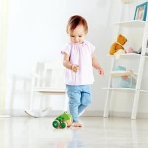 HAPE - Trädragleksak - E0361 - Groda att gå