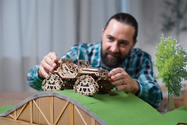 3D-puinen palapeli telaketjulla varustettu maastoajoneuvo uGEARS