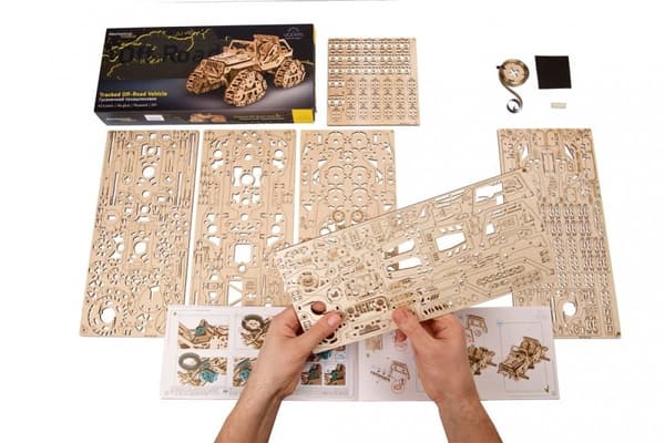 3D-puinen palapeli telaketjulla varustettu maastoajoneuvo uGEARS