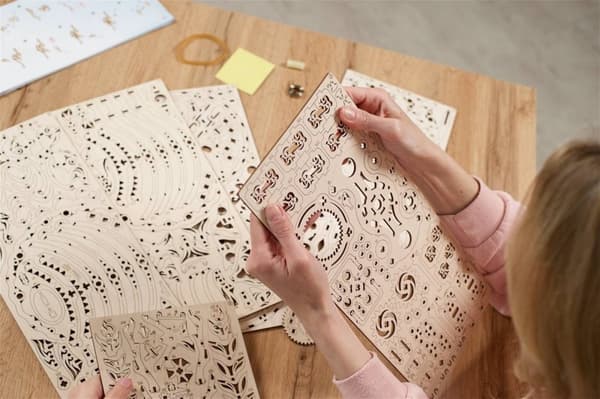 3D-puinen mekaaninen akvaariopalapeli uGEARS