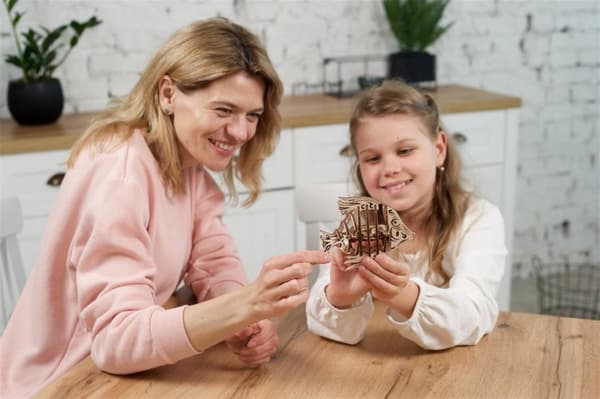 3D-puinen mekaaninen akvaariopalapeli uGEARS
