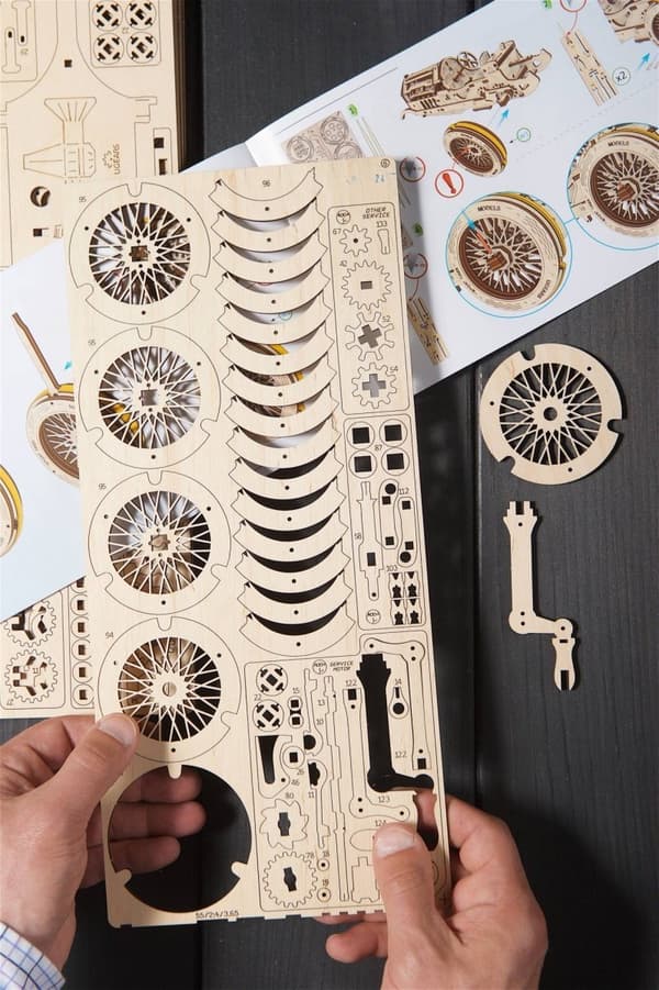 3D-puinen palapeliauto U-9 Grand Prix uGEARS