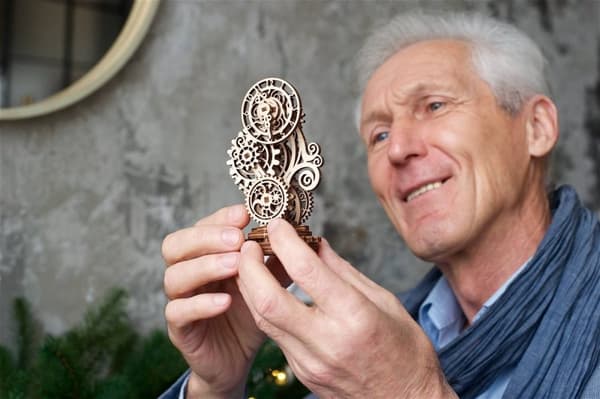 3D-puslespil i træ med steampunk-ur 2.0 uGEARS
