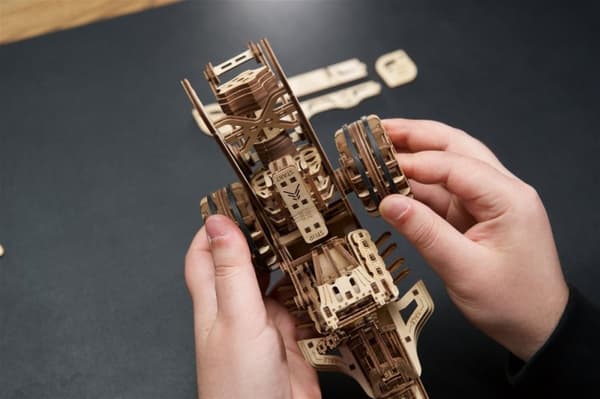 3D Træpuslespil Top Fuel Dragster uGEARS