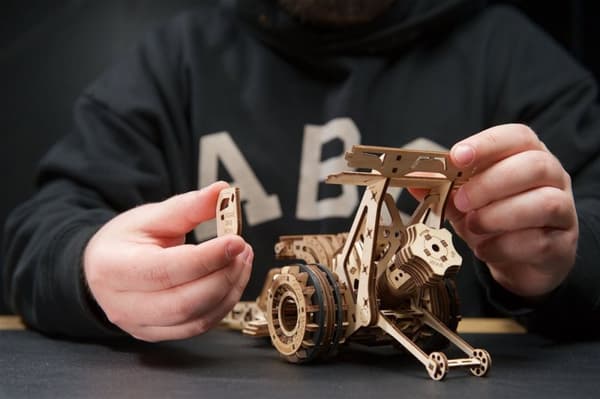 3D Træpuslespil Top Fuel Dragster uGEARS