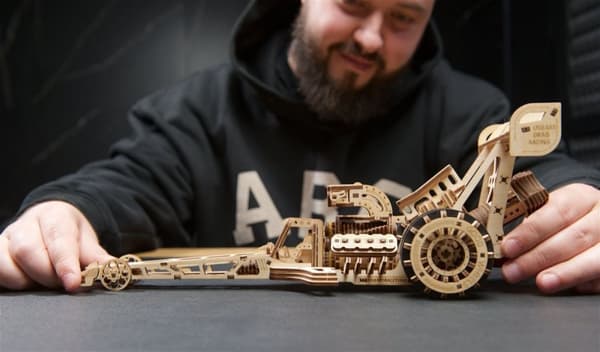 3D Træpuslespil Top Fuel Dragster uGEARS