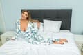 Miniatyrbillede 4 af 8: KVINDEPYJAMAS VALENTINSDAG GAVE TIL EN PIGE LYNLÅSOP SOMMERFUGLER XL