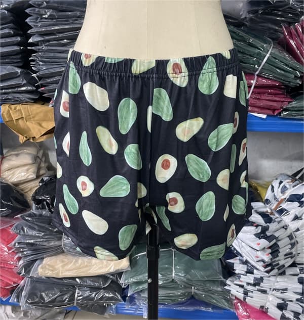 KVINDE-PYJAMAS VALENTINSDAG GAVE TIL EN PIGE TO-DELT AVOCADO M