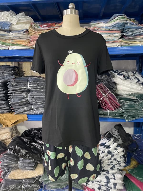 KVINDEPYJAMAS VALENTINSDAG GAVE TIL EN PIGE TO-DELT AVOCADO S