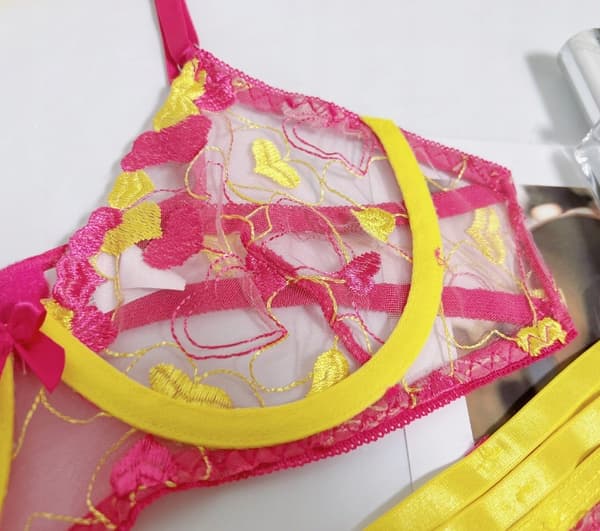 Vackert set med damunderkläder BH KJOL LÅRBAND G-STRING M