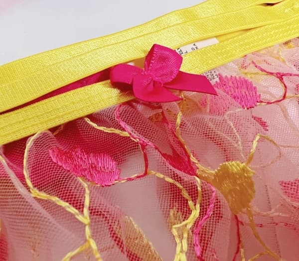 Vackert set med damunderkläder BH KJOL LÅRBAND G-STRING M