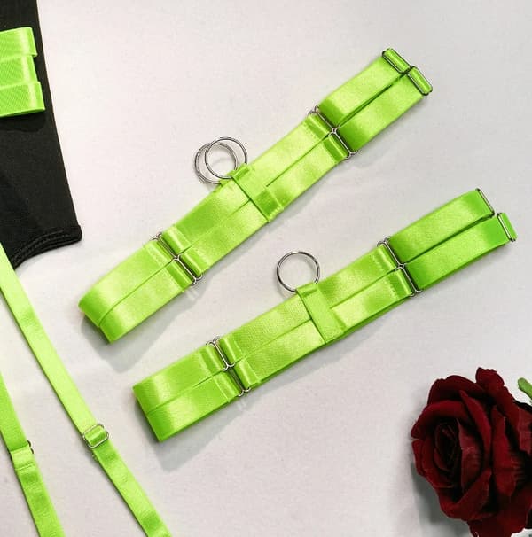 Sexet dameundertøjssæt med bælter, choker-bh, trusser, fluorescerende, smukt