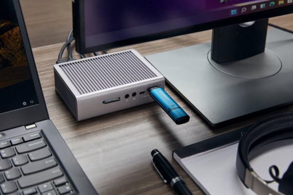 IronKey Vault Privacy 50 - säker USB-flashenhet 32 GB - Blå
