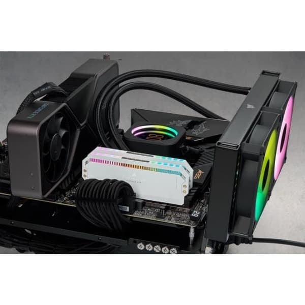 RAM-minne - CORSAIR - DOMINATOR PLATINUM RGB DDR5 - 32GB 2x16GB DIMM - 6200 MHz - 1,3V - Vit (CMT32GX5M2X6200C36W)