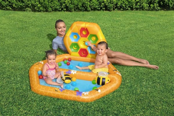 Ilmat�ytteinen mehil�isallas lapsille 12m+ Bestway 127x119x61 + lajittelupeli + 20 palloa + 2 puhallettavaa mehil�ist�