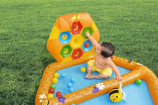 Ilmat�ytteinen mehil�isallas lapsille 12m+ Bestway 127x119x61 + lajittelupeli + 20 palloa + 2 puhallettavaa mehil�ist�