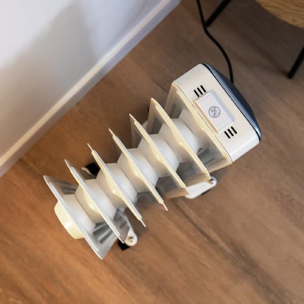 Cecotec 7-fin oil-filled heater, 1500 W, 3 power levels, 15-m² coverage area, cord winder, easy control, handle, caster and double safety system.
