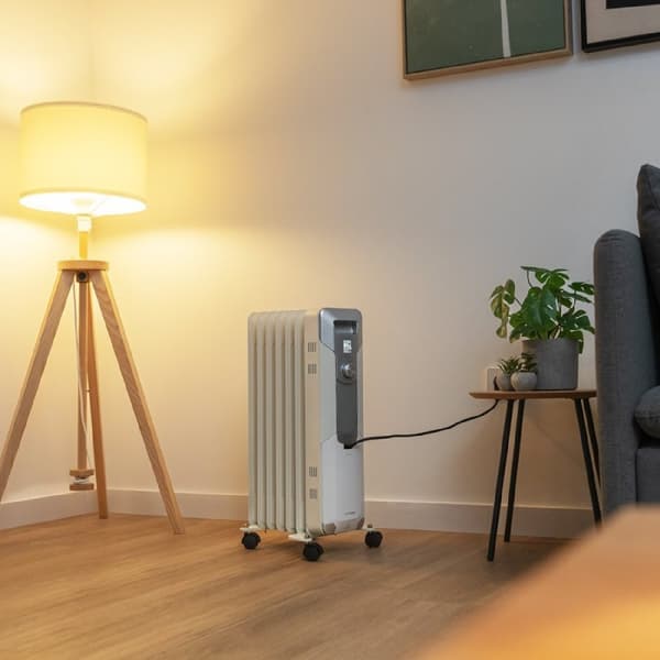 Cecotec 7-fin oil-filled heater, 1500 W, 3 power levels, 15-m² coverage area, cord winder, easy control, handle, caster and double safety system.