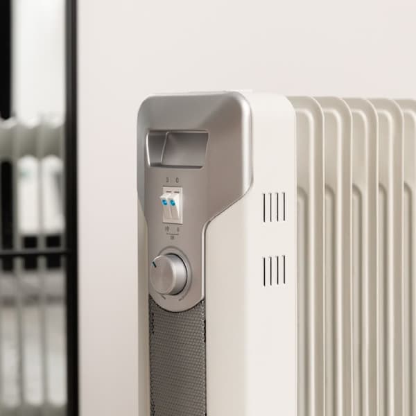 Cecotec 11-fin oil-filled heater, 2500 W, 3 power levels, 25-m² coverage area, cord winder, easy control, handle, caster and double safety system.