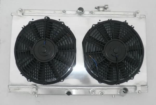 2-rivinen alumiininen jäähdytinsarja, jossa on suojus ja tuulettimet vuosimallille 1996-2001 Honda/ACURA 2.2L, 2.4L moottoreille.,musta