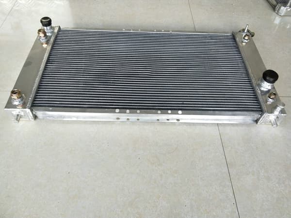 Aluminiumradiator, holdbar legeringskonstruktion, effektiv køleydelse, perfekt pasform til Chevy-modeller.