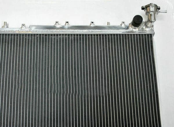 Alumiinijäähdytin, kaksirivinen muotoilu, optimoitu jäähdytysuudistus, täydellinen istuvuus Nissan Primeralle