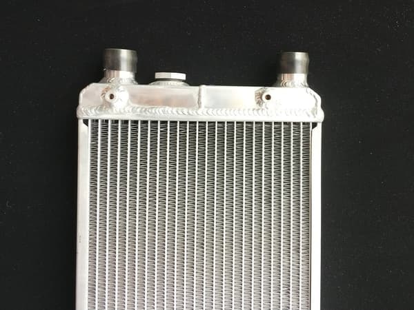 Aluminiumradiator, perfekt pasform til Fiat Cinquecento, holdbar legeringskonstruktion, effektiv køleløsning.