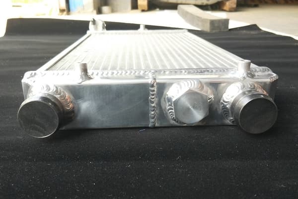 Aluminiumradiator, perfekt pasform til Fiat Cinquecento, holdbar legeringskonstruktion, effektiv køleløsning.