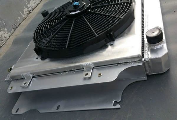 Højtydende aluminiumsradiator, 3-rækkers design, forbedret køleeffektivitet, nem installation.