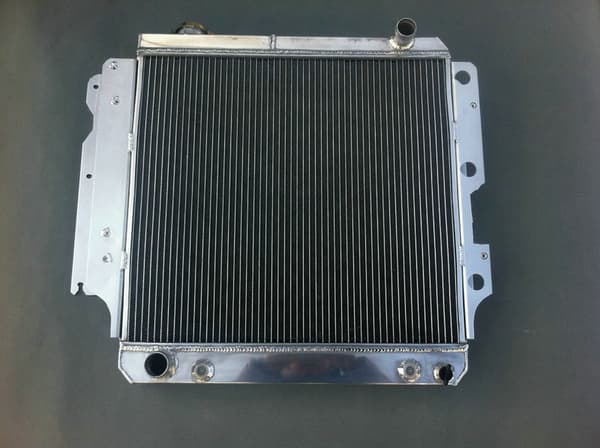 Højtydende aluminiumsradiator, 3-rækkers design, forbedret køleeffektivitet, nem installation.
