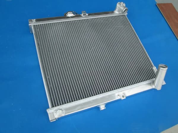 Aluminiumlegeringsradiator til Mazda RX7, 3-rækkers design, perfekt pasform til 1986-1988, holdbar aluminiumskonstruktion.