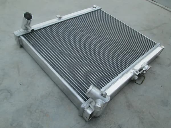 Aluminiumlegeringsradiator til Mazda RX7, 3-rækkers design, perfekt pasform til 1986-1988, holdbar aluminiumskonstruktion.