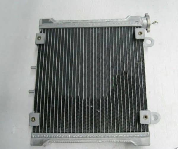 Aluminiumradiator, holdbar legeringskonstruktion, designet til DS650-modeller, effektiv køleydelse.