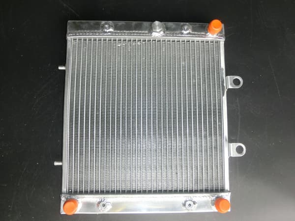 Aluminiumkøler, designet til Polaris Sportsman 500, optimal køleeffektivitet, nem installation.