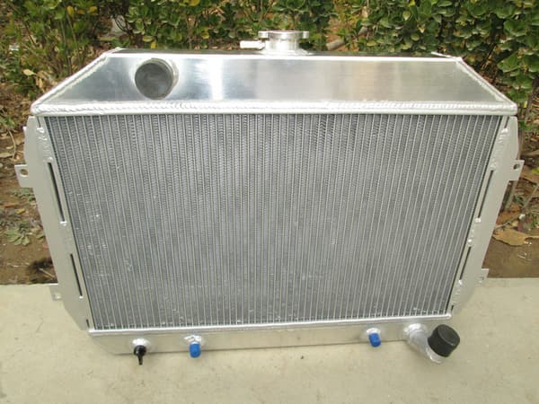 Aluminium Racing Radiator, Tre-række Design, Skræddersyet til 240Z/260Z, Forbedret Køleeffektivitet