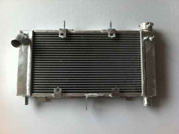 Aluminiumkøler, perfekt pasform til Yamaha FZ6, premium svejset konstruktion, forbedret køleeffektivitet.