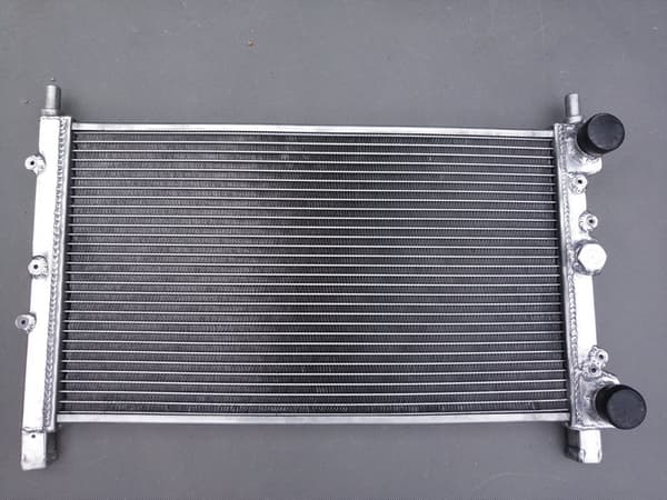 Alumiinijäähdytin FIAT UNO Innocenti Millelle, 40MM paksu, 2 rivin muotoilu, optimaalinen jäähdytysuudistus.