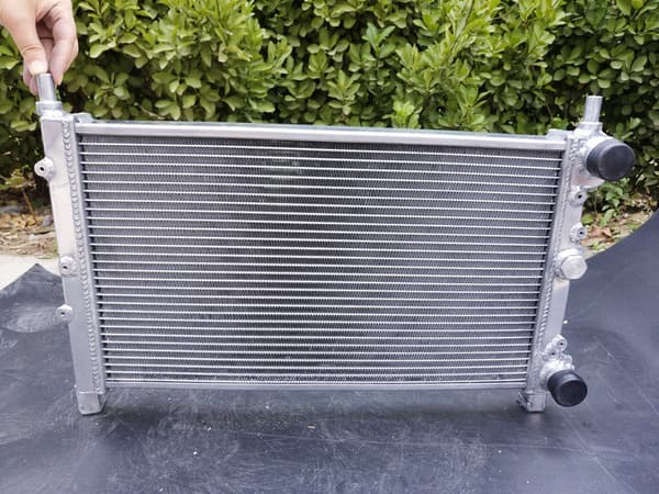 Alumiinijäähdytin FIAT UNO Innocenti Millelle, 40MM paksu, 2 rivin muotoilu, optimaalinen jäähdytysuudistus.