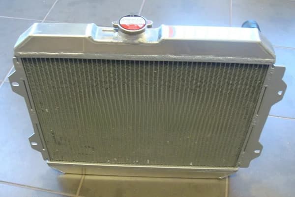 Aluminiumradiator, kraftig kølekapacitet, præcisionsdesignet kerne, holdbar konstruktion